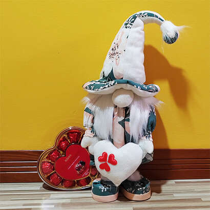 Manólány ünnepi ruhában